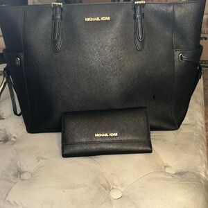 Black Michael Kors Purse with Gold Hardware & Matching Wallet